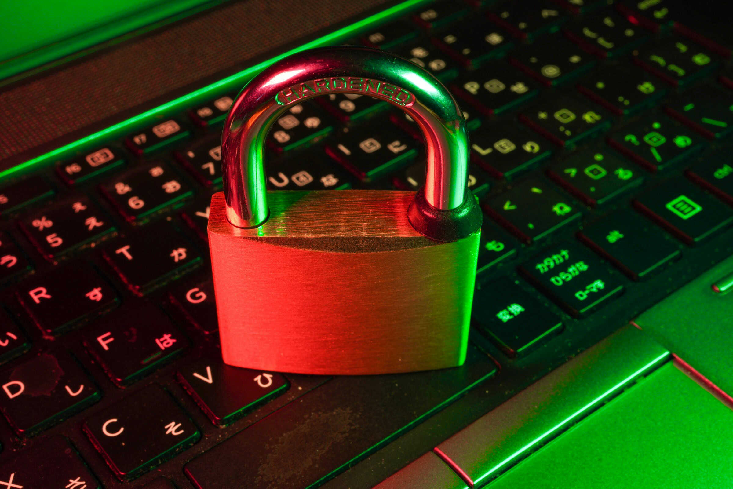 Cadeado sobre teclado de laptop simbolizando a gestão de risco ao usar bot de pôquer com IA confiável online